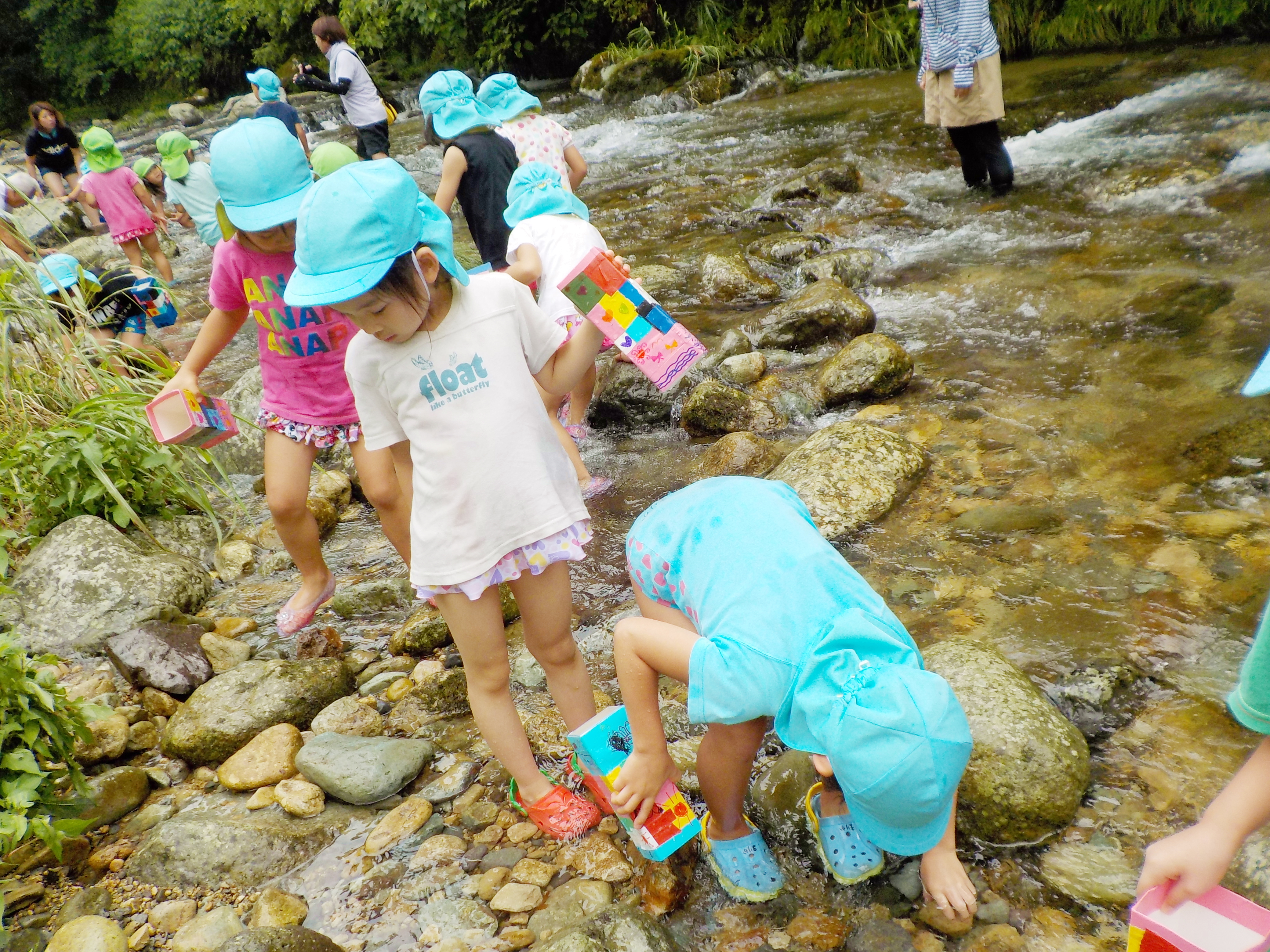 中央こども園 福井県勝山市 川遊び 岩屋観音 4 5歳児 中央こども園 福井県勝山市 川遊び 岩屋観音 4 5歳児